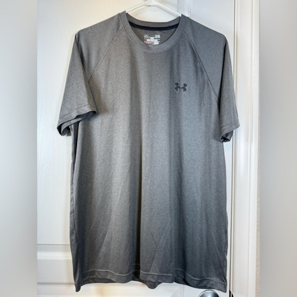 Under Armour Loose Heatgear Gray Chest Logo Shirt Size Large EUC #5881